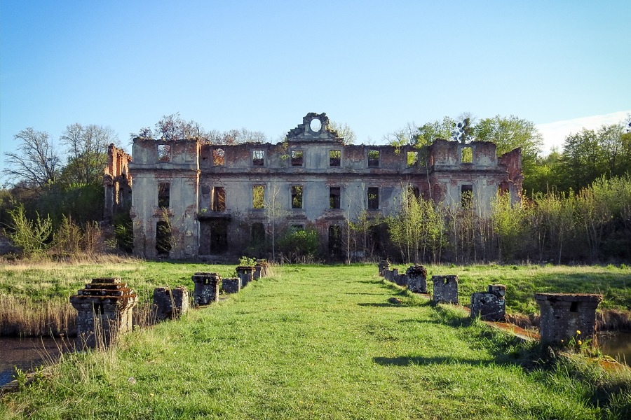 Ruiny Pałacu pruskiego rodu Dohnów w Słobitach
