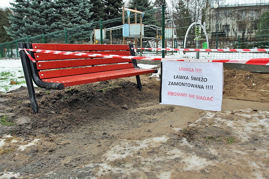 Park Dolinka nowe ławki