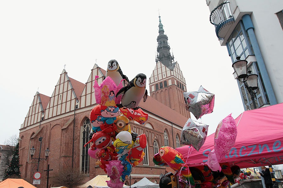Katedra i witeczne balony