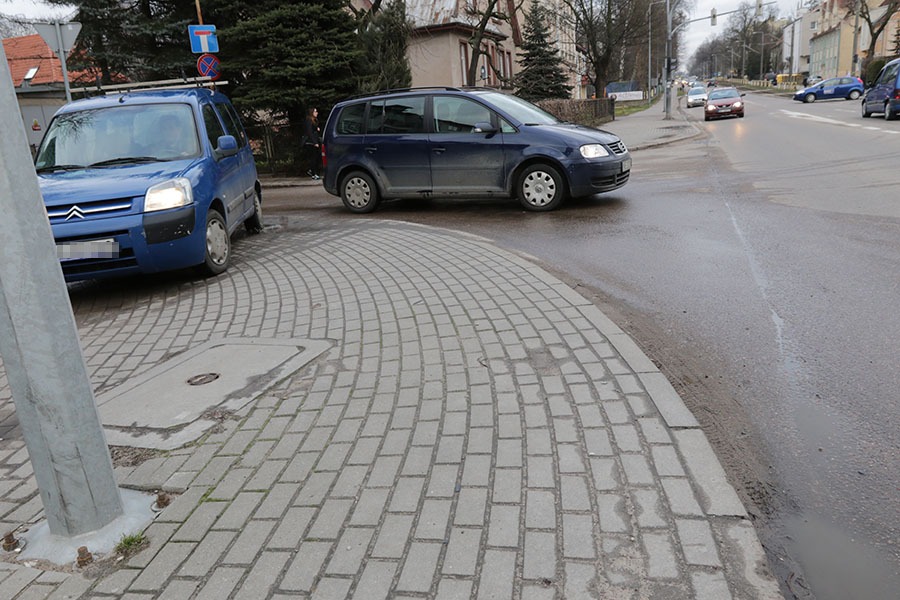 Po co czeka, skoro mona przejecha po chodniku.