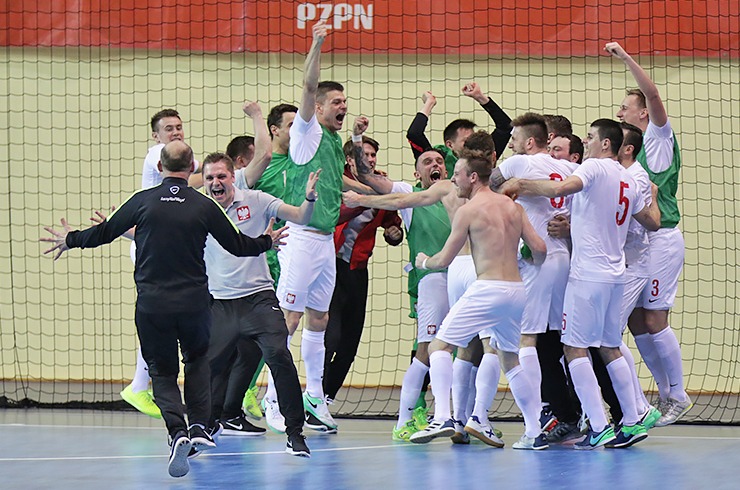 Radość reprezentacji Polski po meczu z Hiszpanią
