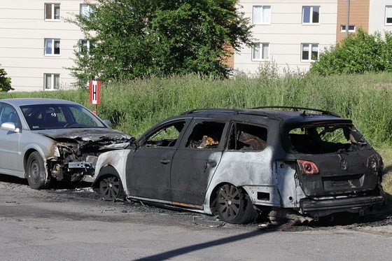 Nocny pożar dwóch samochodów na Hodowlanej