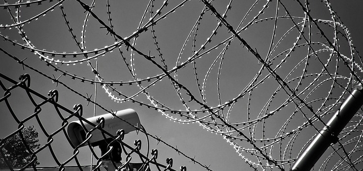 Trzy rzdy drutu kolczastego na granicy z obwodem kaliningradzkim. Szef MON: "Zapora wzmocni ochron pastwa"